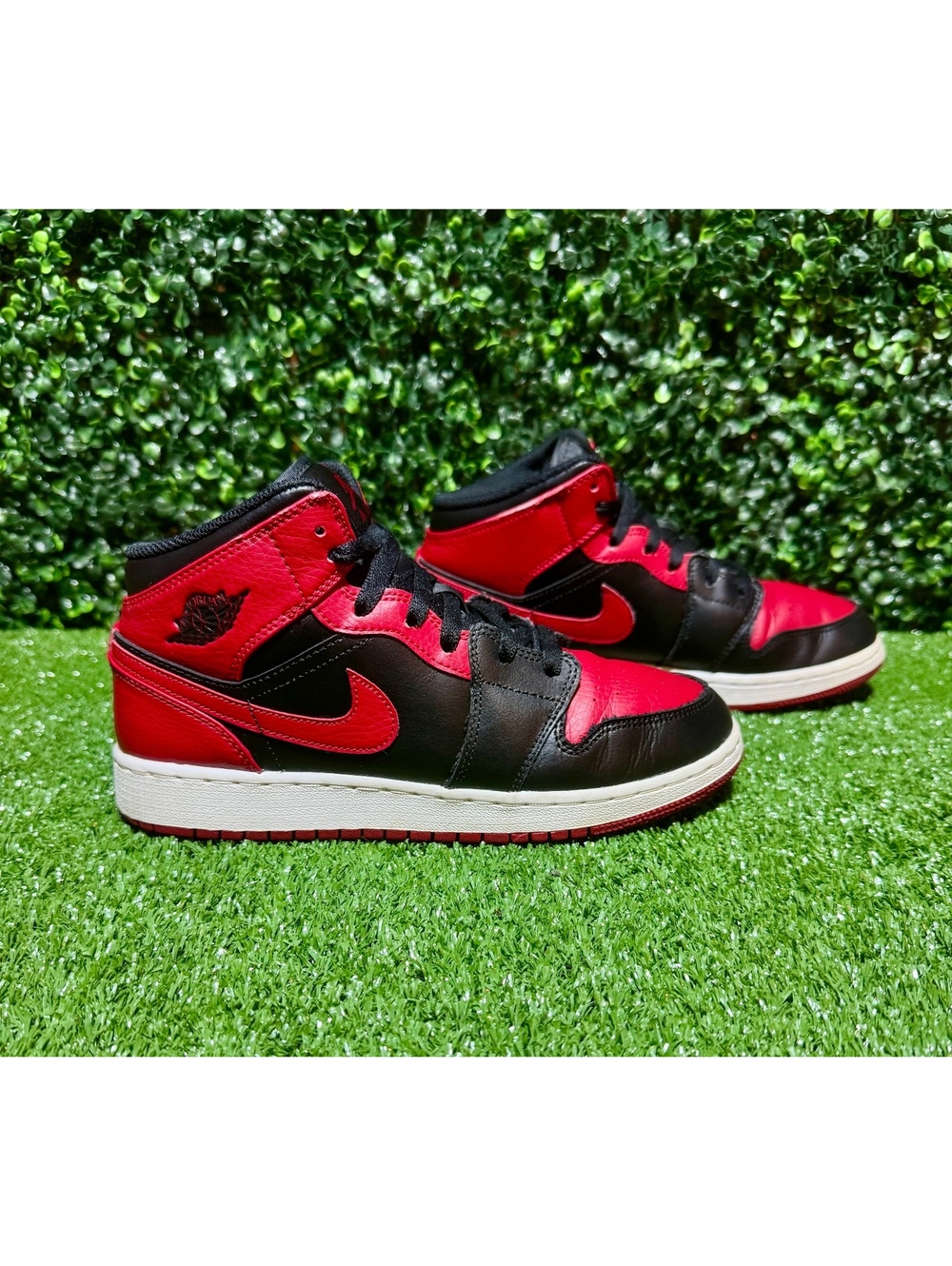 Air Jordan 1 Mid GS Bred Black Red Size 6Y / Women’s 7.5